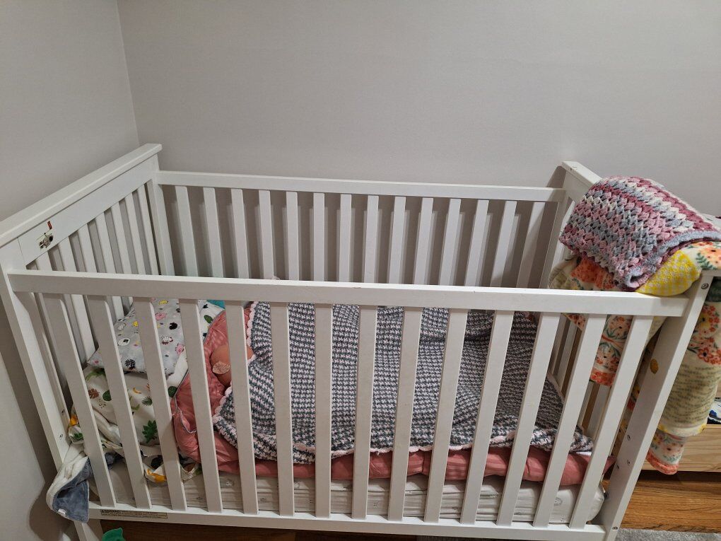 white crib