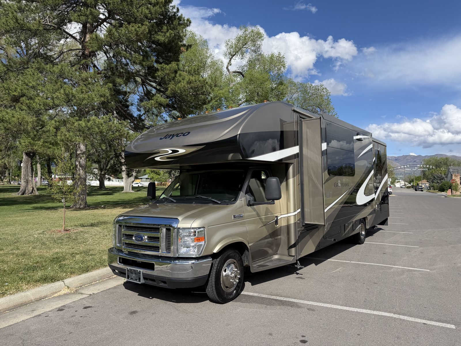 2017 Jayco Greyhawk 29ME Hydraulic Jacks, Full Body Paint, Winter Arctic Package, large slides