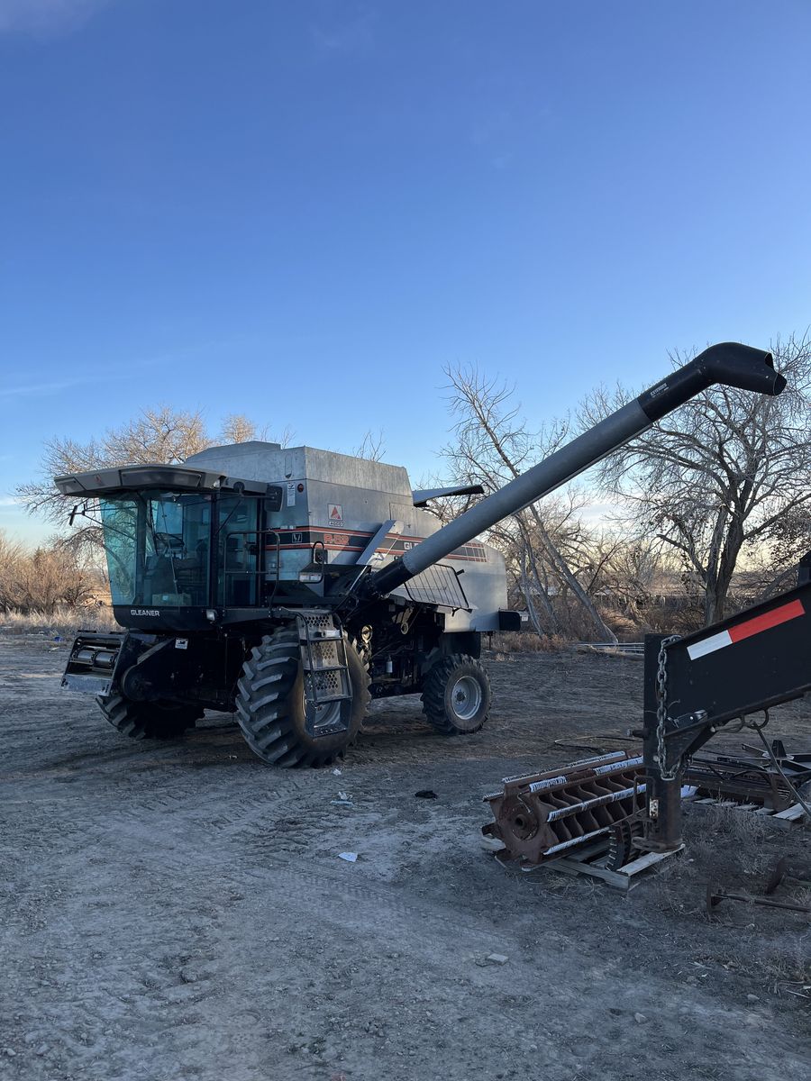 Gleaner R-62 Combine