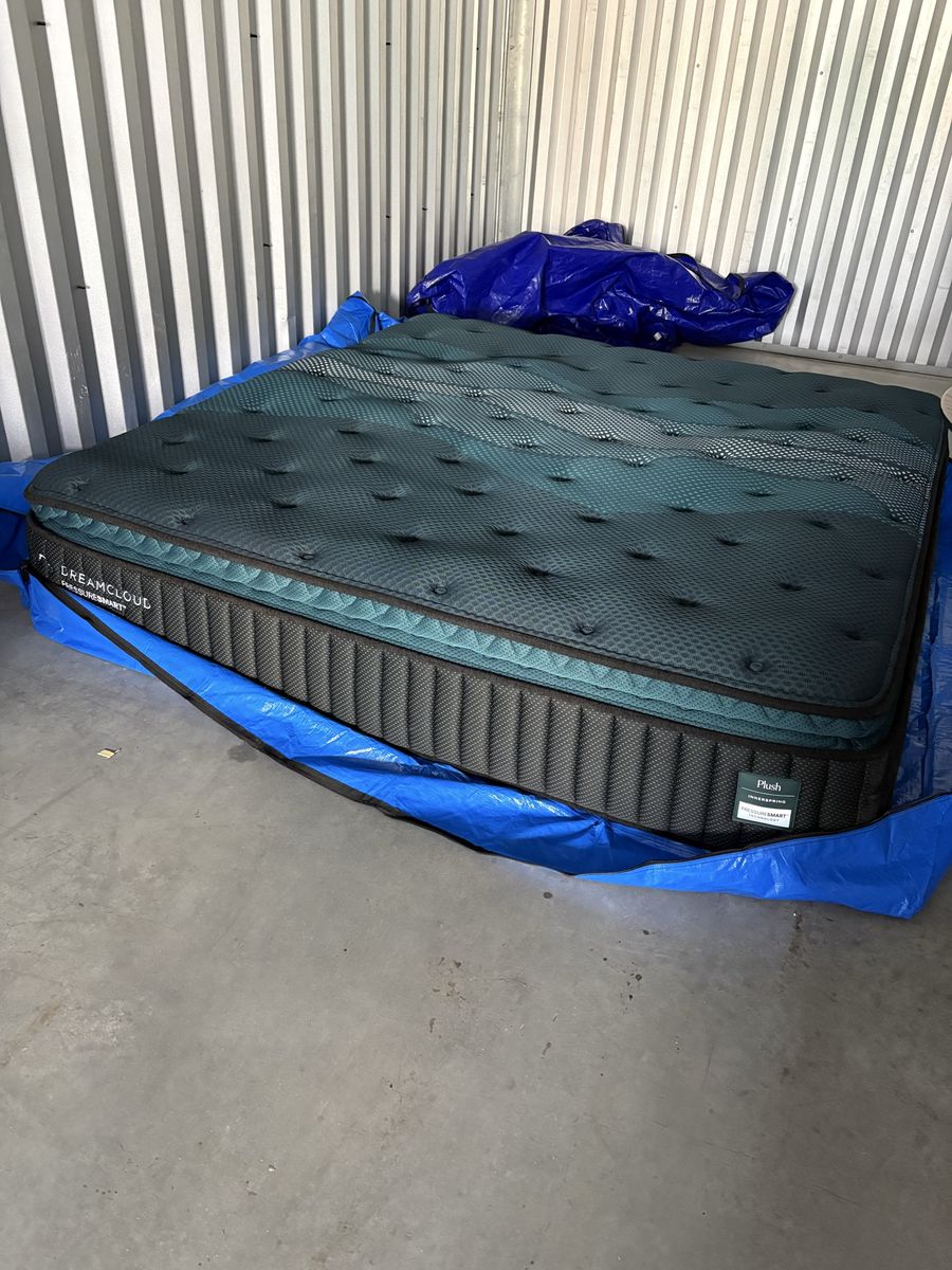 King DreamCloud PressureSmart Plush Pillow Top Mattress 