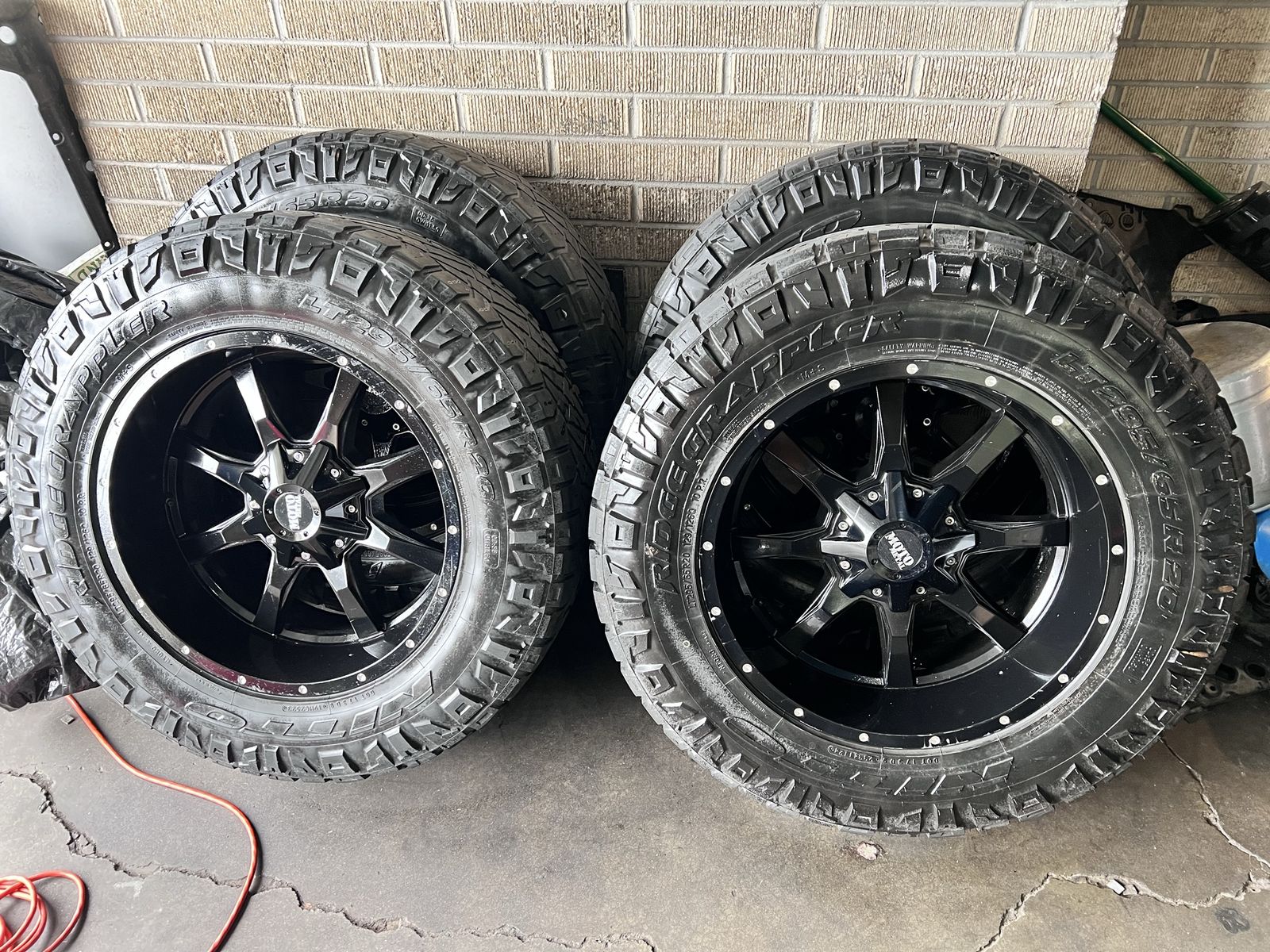20x10 Moto Metal 5x5.5 Dodge Ram on Nittos