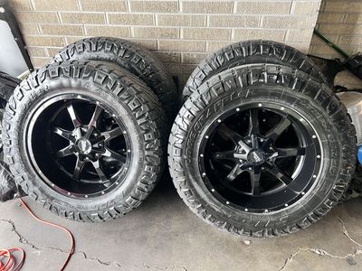 20x10 Moto Metal 5x5.5 Dodge Ram on Nittos