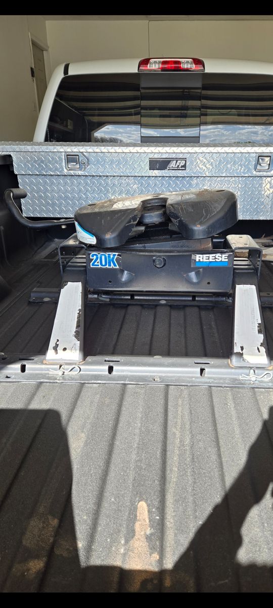 Fifth wheel hitch