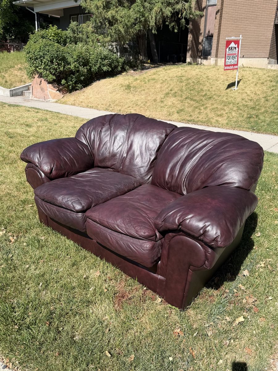 Luxurious Burgundy Leather Loveseat Sofa - Two-Seater Couch, Plush & Comfy