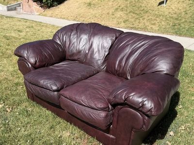 Luxurious Burgundy Leather Loveseat Sofa - Two-Seater Couch, Plush & Comfy