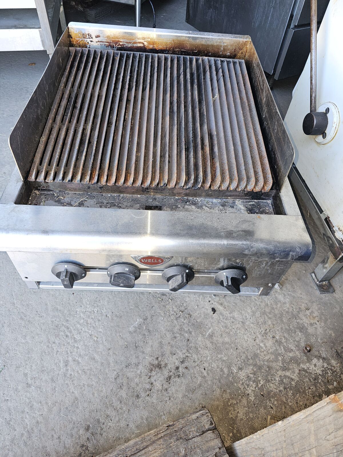 Wells 24" Counter Top Gas Char broiler