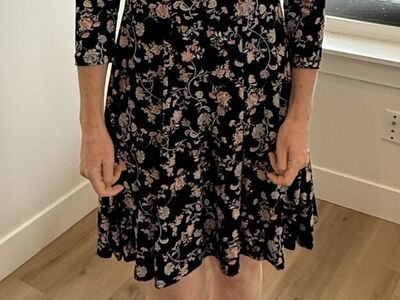 Title: Flattering Karen Kane A-Line Floral Dress – Size Small