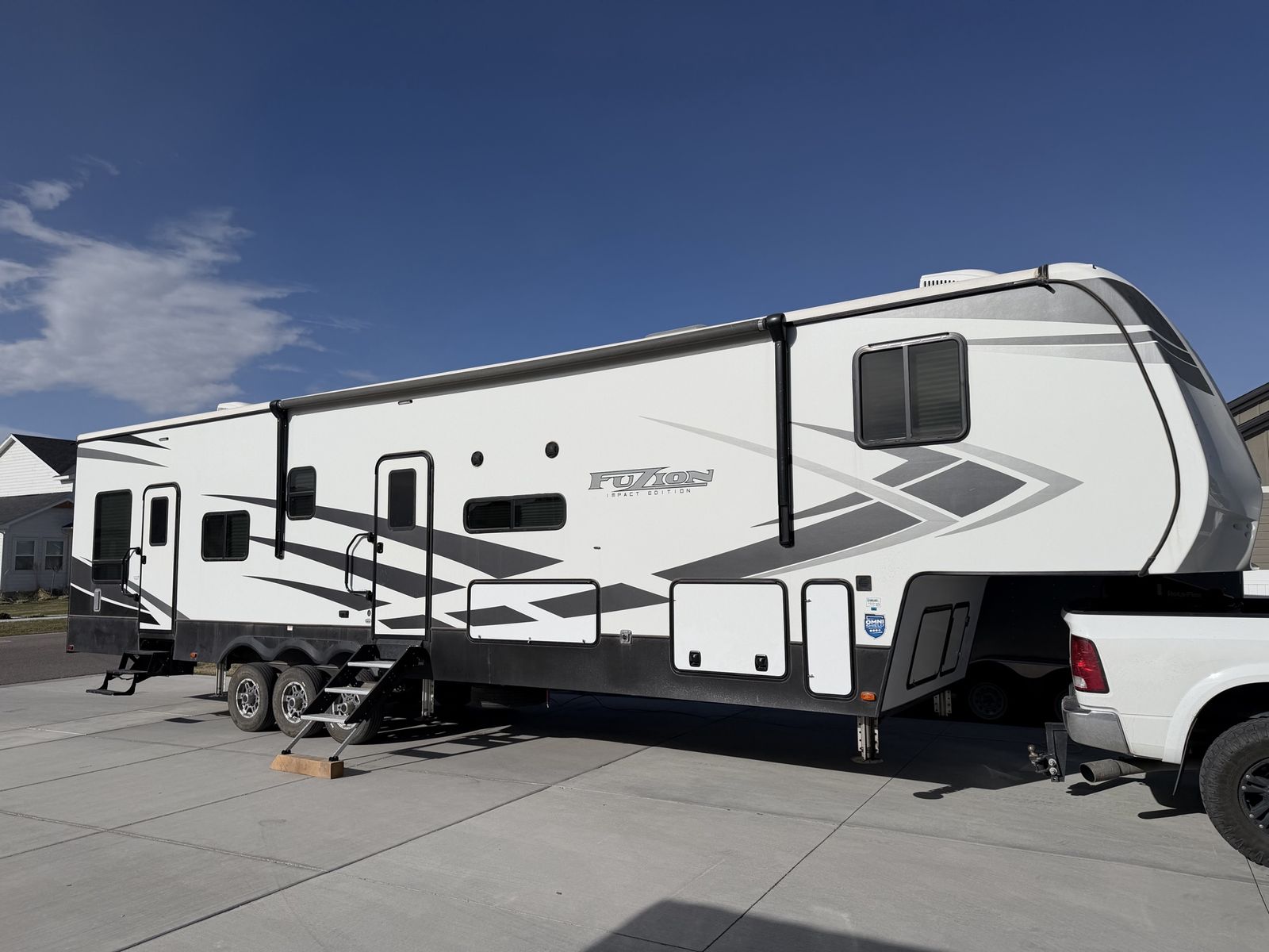 2020 Fuzion Impact 415 (14’ 6” garage) - LIKE NEW