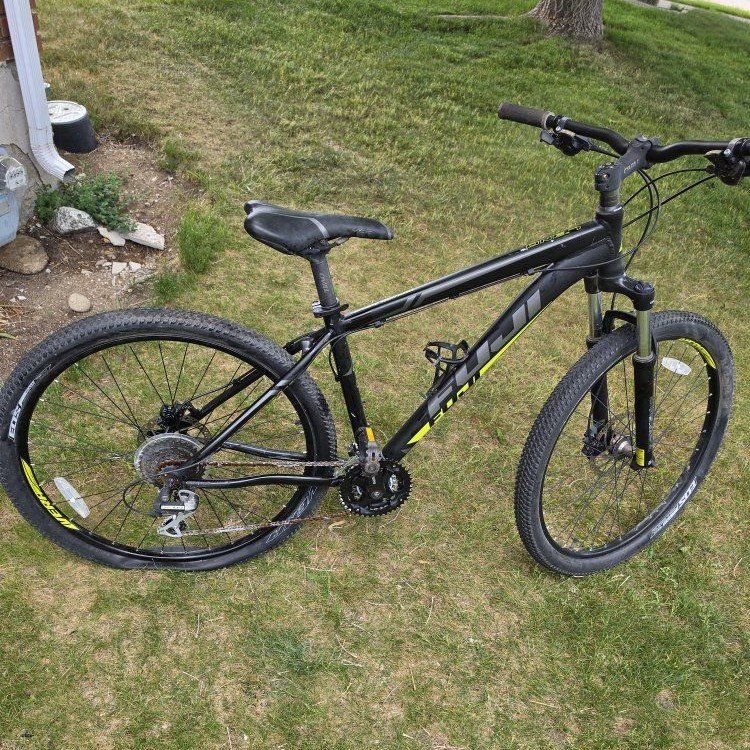 Mountain Bike - Disc Brakes, Shocks