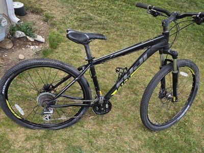 Mountain Bike - Disc Brakes, Shocks