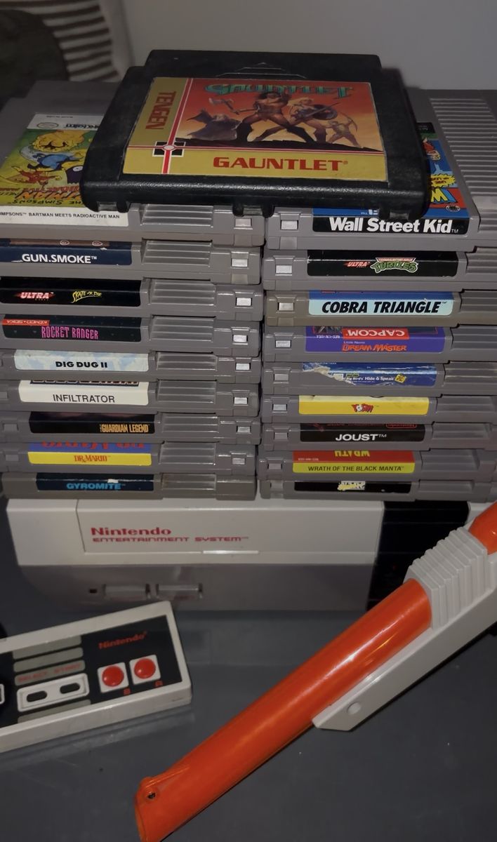 Nintendo Entertainment System NES Console with Controller, Zapper, and Games