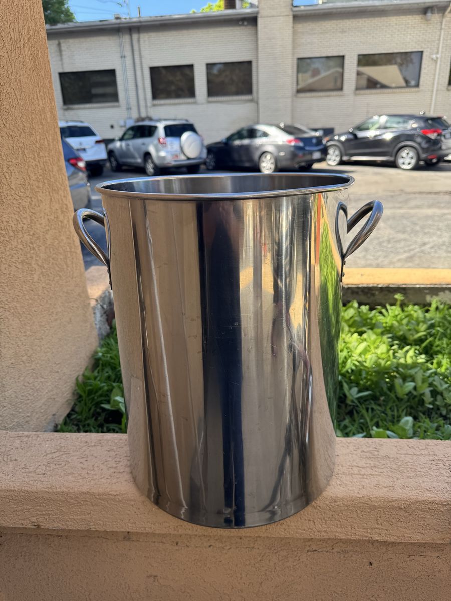 40-quart stainless steel pot, it has no lid