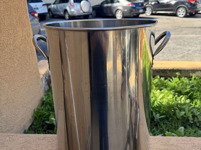 40-quart stainless steel pot, it has no lid