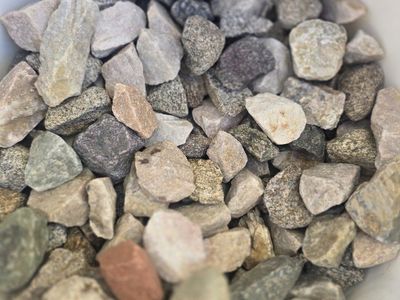 DECORATIVE GRAVEL- 1 INCH - 1.5 AND 2-4 INCH FREE DELIVERY