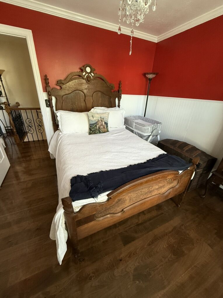 Full Sized Antique Bed With Caster Wheels + mattre