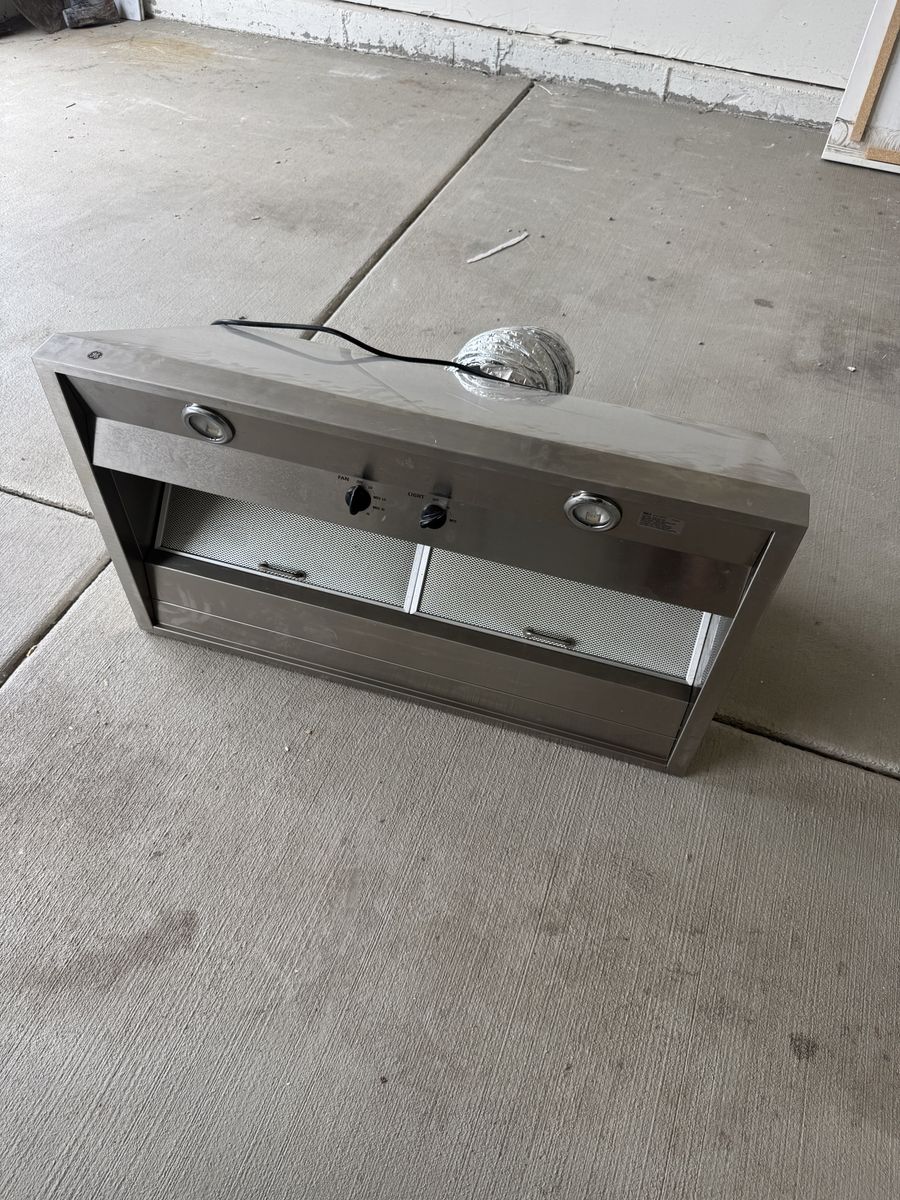 GE Café 30-inch stainless steel commercial-style range hood
