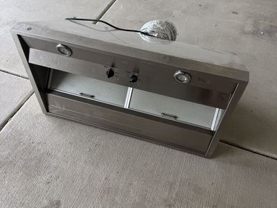 GE Café 30-inch stainless steel commercial-style range hood