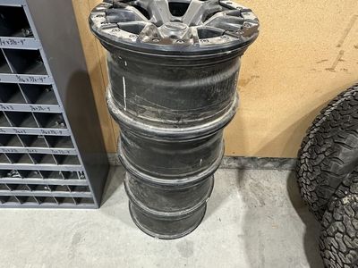 2023 Ford Raptor stock wheels