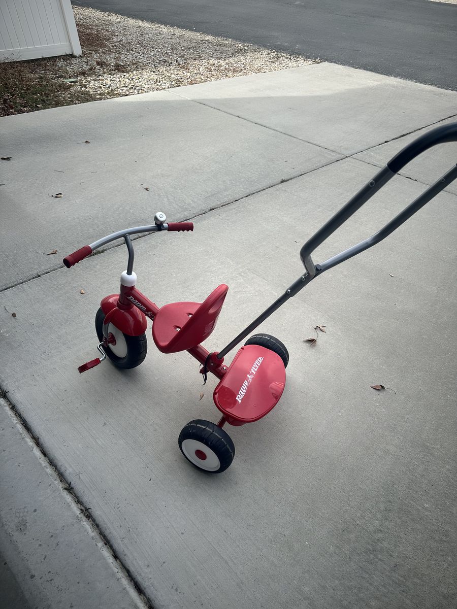 Radio Flyer Deluxe Steer & Stroll Trike