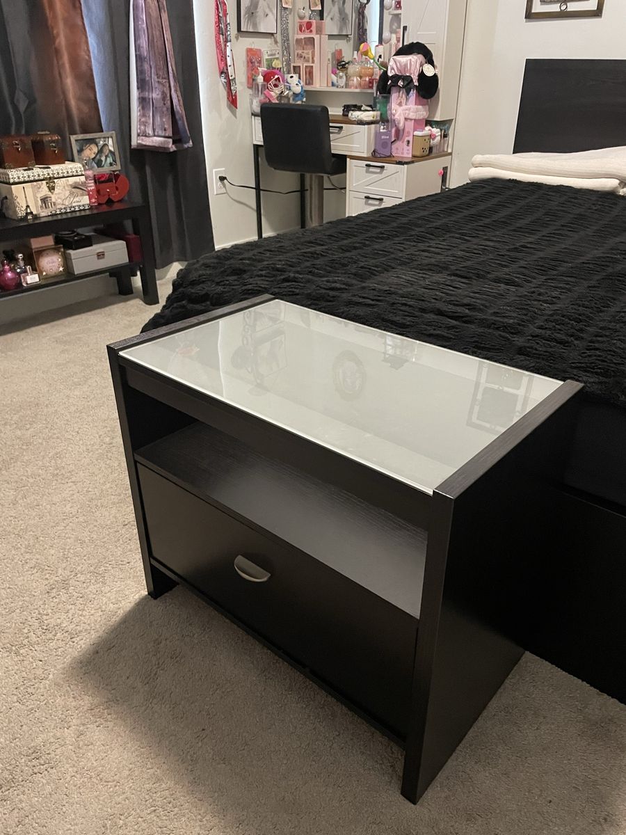 Drawer with removable glass on top
