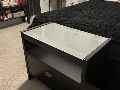 Drawer with removable glass on top