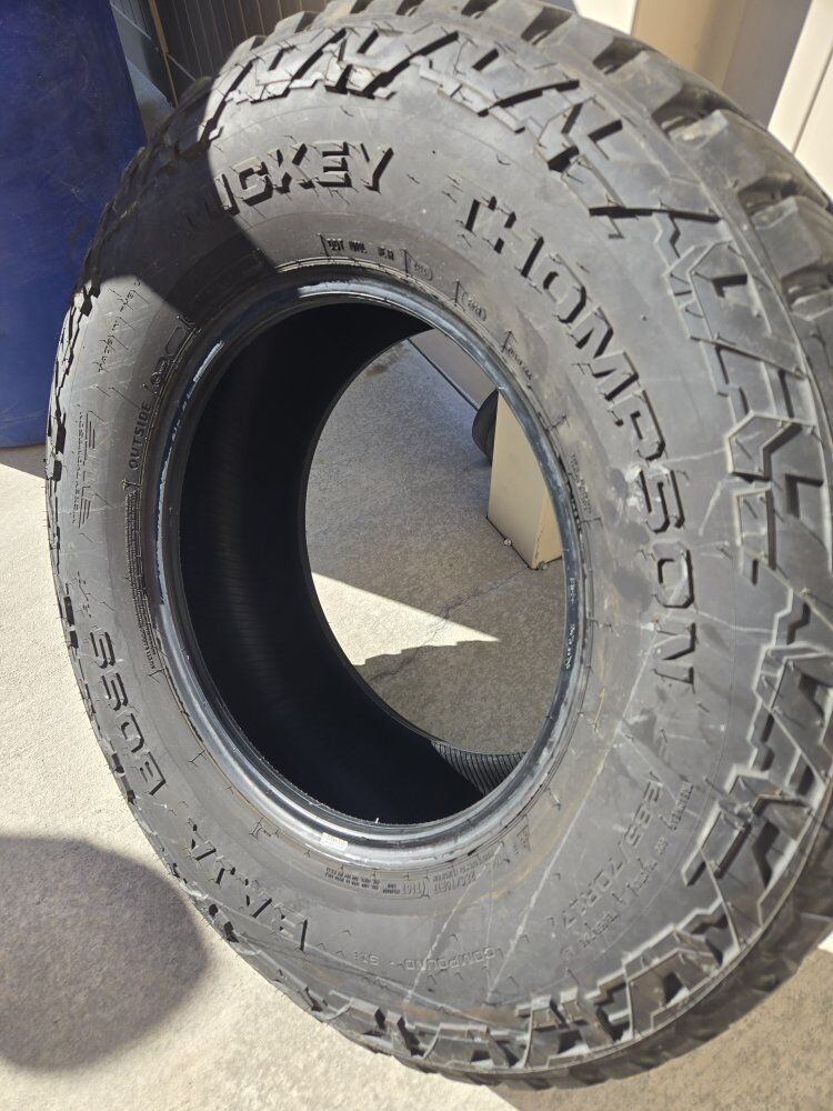 Four Mickey Thompson Baja Boss 285/70/17 SL.