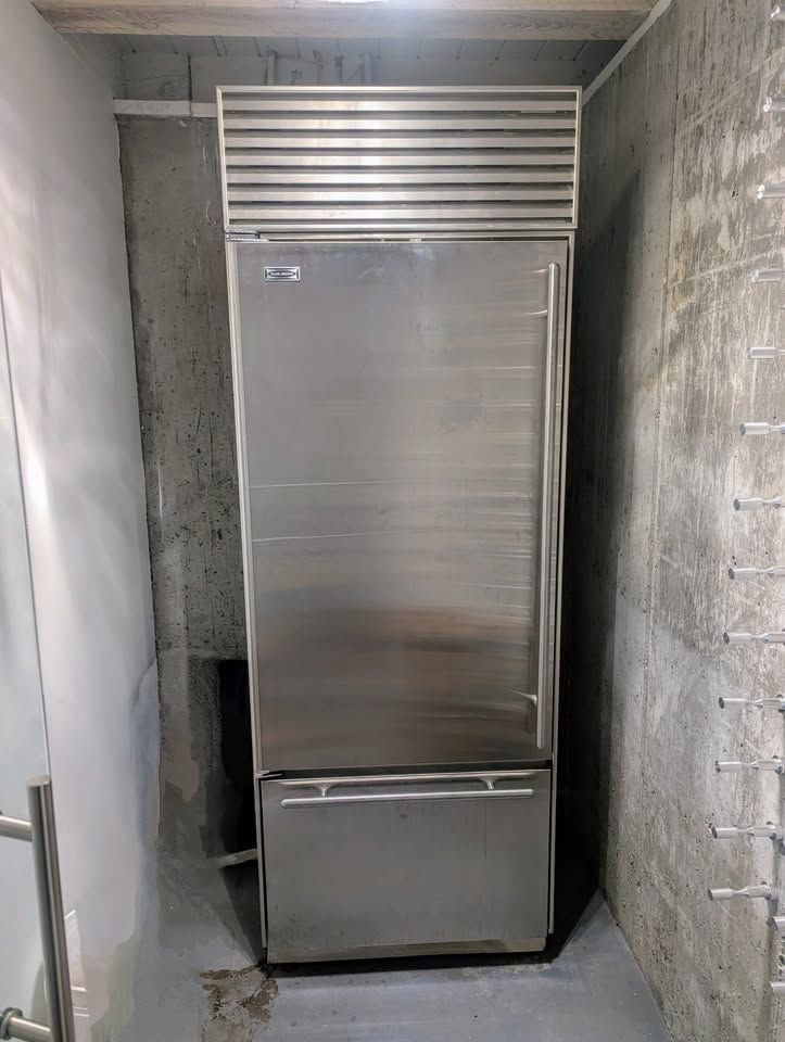 Sub-Zero Refrigerator / Freezer