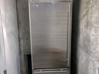 Sub-Zero Refrigerator / Freezer