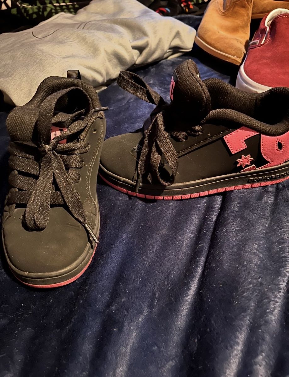 DC Shoes Youth 3.5 Black & Pink Suede Skate Shoes with Star Logo - Excellent Condition