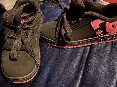 DC Shoes Youth 3.5 Black & Pink Suede Skate Shoes with Star Logo - Excellent Condition