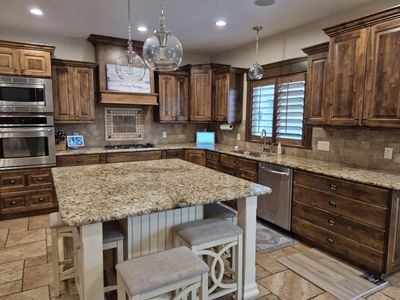Kitchen Cabinets, Granite Countertops and Appliances