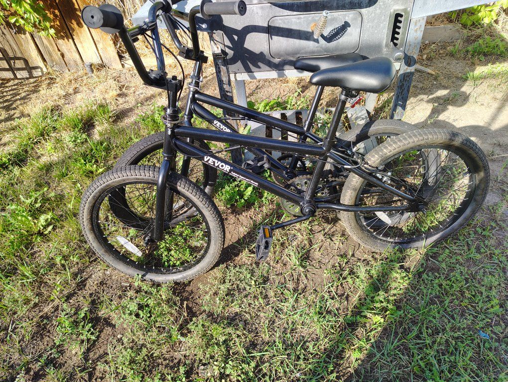2 VEVOR BMX bikes
