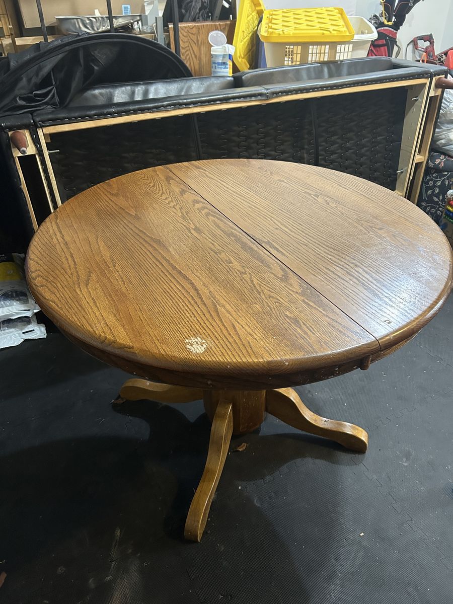 Round Wood Pedestal Dining Table
