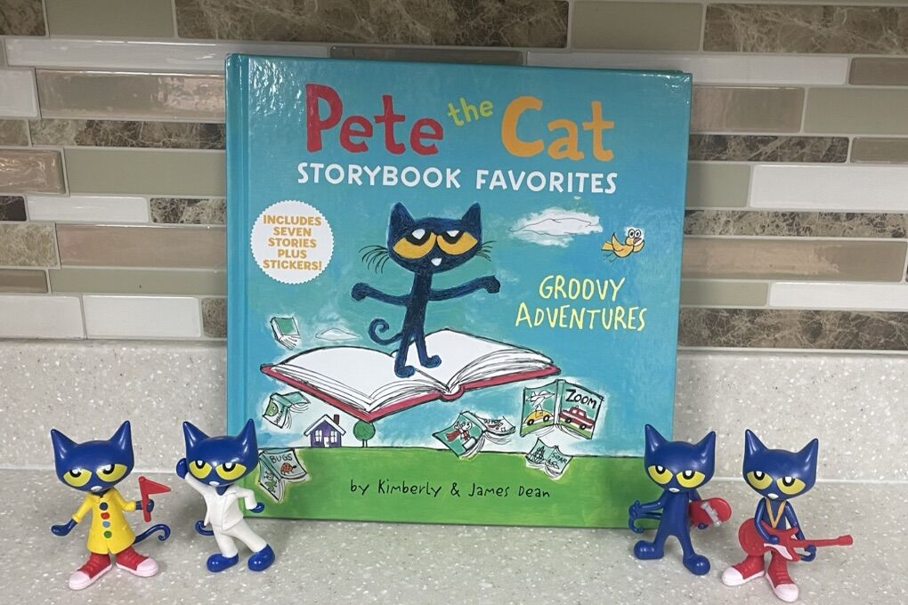 Pete The Cat Storybook & Figures. (4)