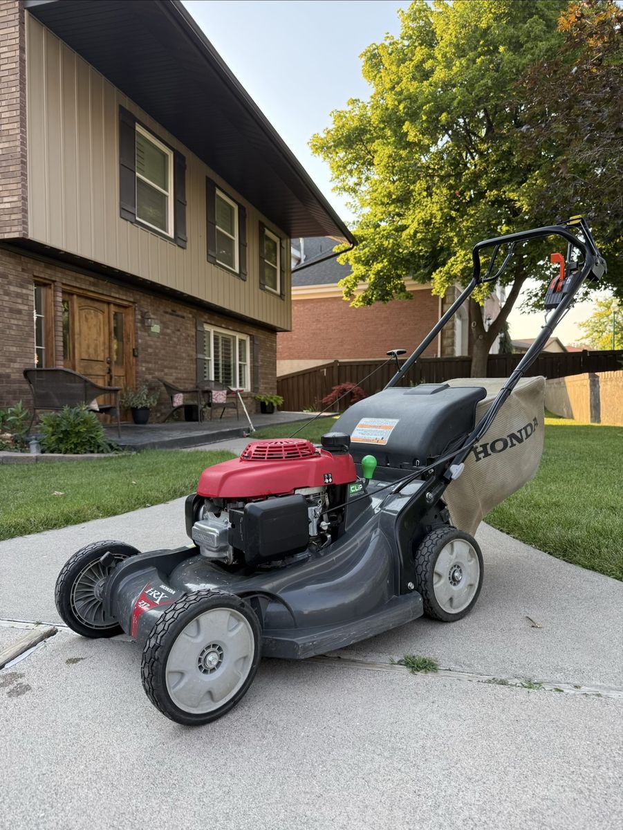 Honda HRX217HYA – Premium Self-Propelled Lawnmower