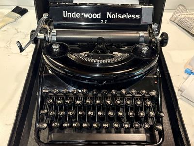 Beautiful antique Underwood 77 Noiseless Typewriter original case. Art deco style. Manual. Vintage Amazing condition 1930s