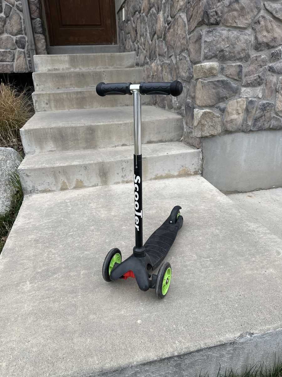 Kids Three Wheel Scooter