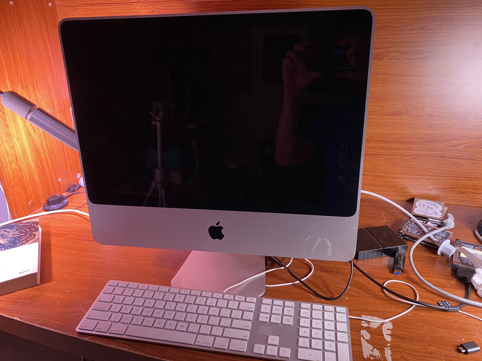iMac that Dual Boots Mac OS and Ubuntu Linux - comes with keyboard and mouse