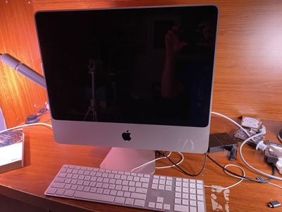 iMac that Dual Boots Mac OS and Ubuntu Linux - comes with keyboard and mouse