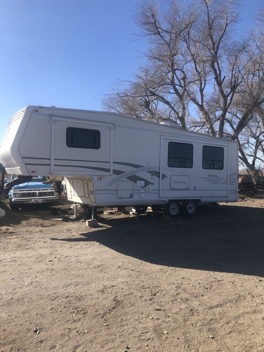32 ft -5 th Wheel Coachmen 1996 trailer $8000