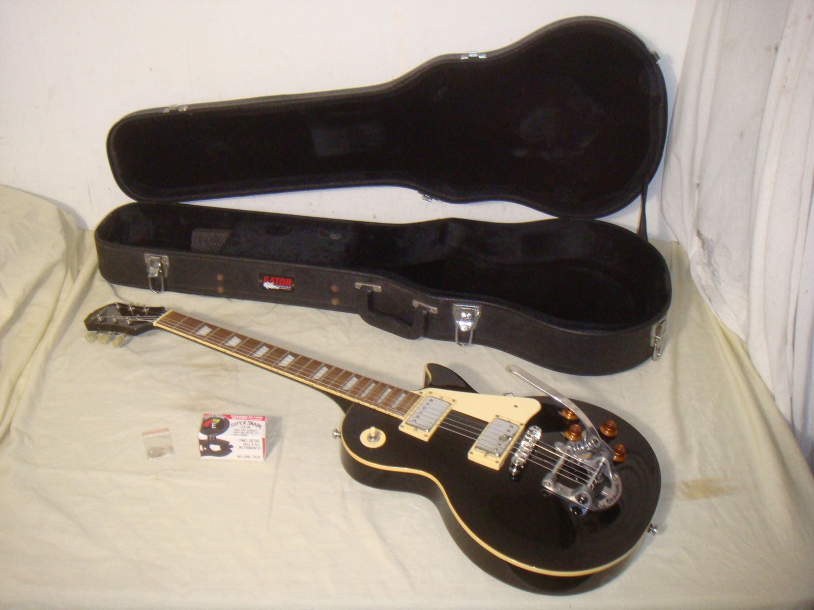 EPIPHONE LES PAUL GIBSON ELECTRIC GUITAR & HARD CASE IN EBONY W BIGSBY STYLE VIBRATO