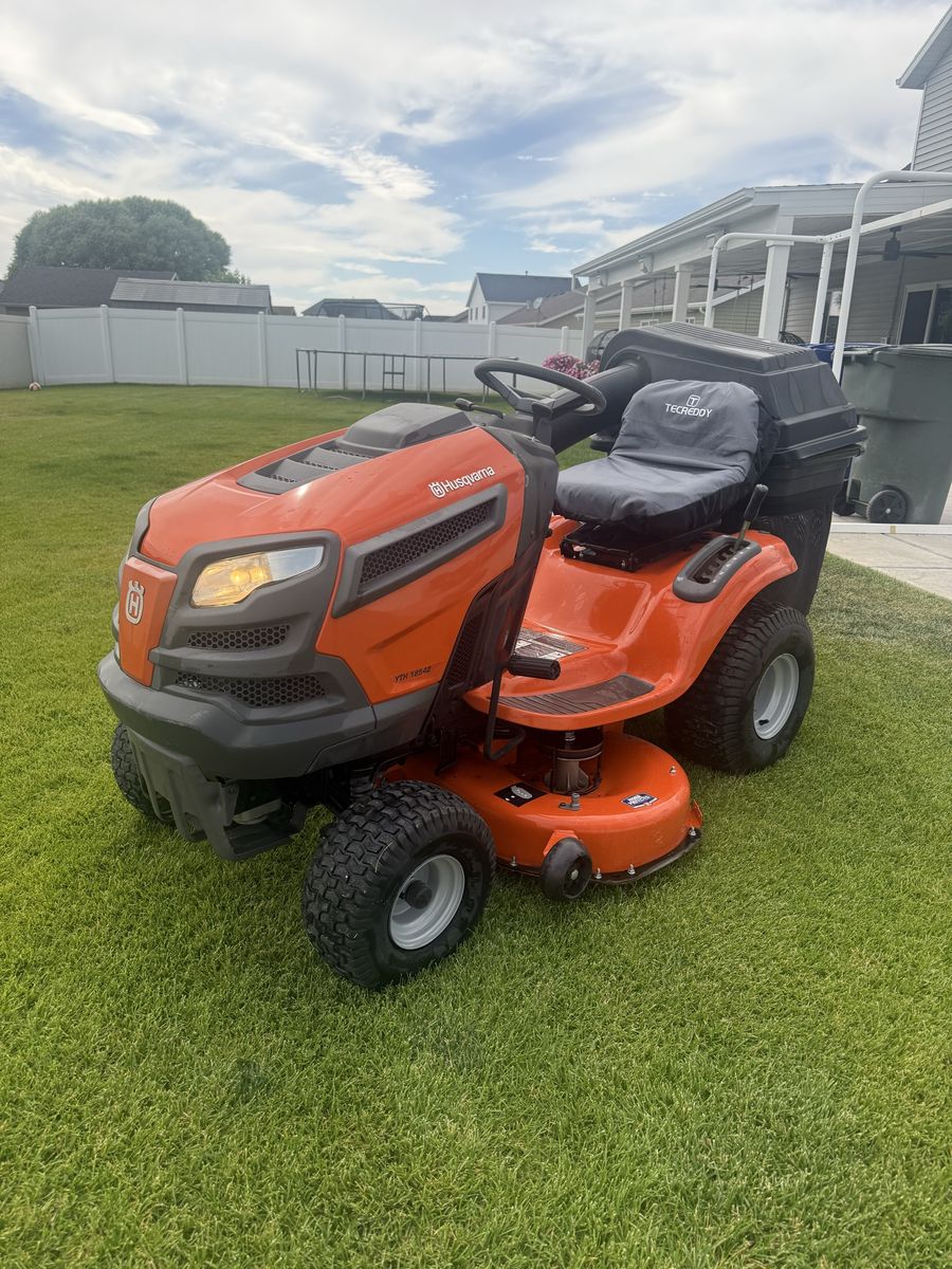 Husqvarna Riding Lawnmower w/ Bagger
