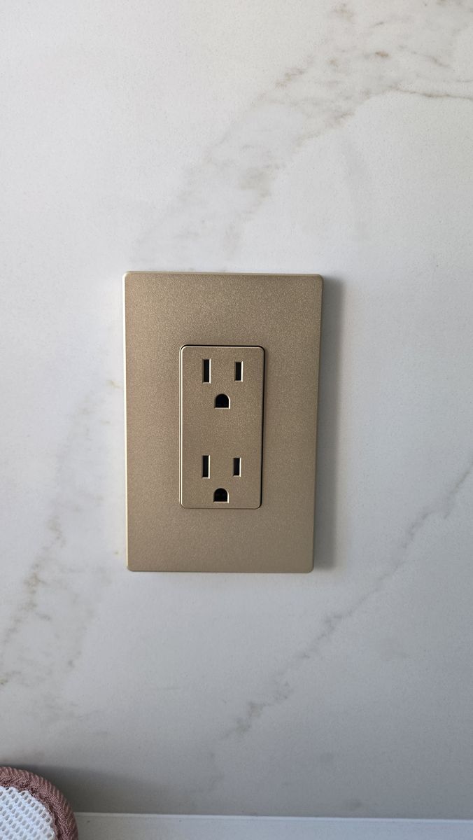 5 x (FIVE) LIDER LR15-TR-GDSWP Tamper-Resistant Decorator Duplex Receptacle Gold