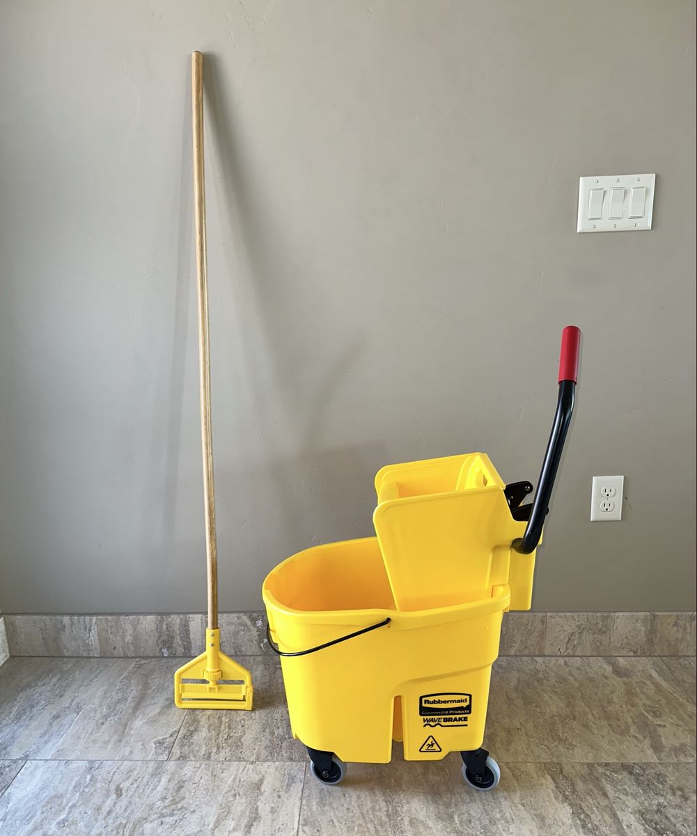 Rubbermaid Commercial WaveBrake 35 Qt Wringer Mop Bucket + Mop Handle