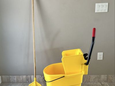 Rubbermaid Commercial WaveBrake 35 Qt Wringer Mop Bucket + Mop Handle