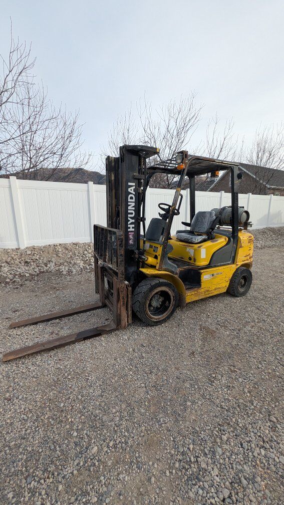 Hyundai 30l-7a 6000lb pneumatic tire forklift
