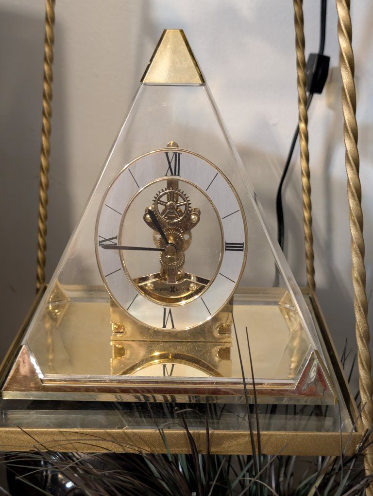 Howard & Miller 621-262 Pyramid Golden Gear Clock, Battery operated, working