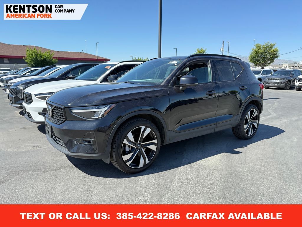 2025 Volvo XC40 B5 Plus Dark Theme