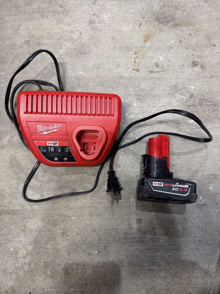 4.0 milwaukee Battery + charger