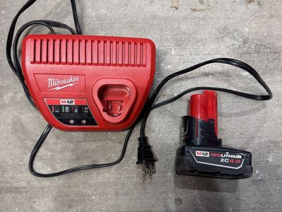 4.0 milwaukee Battery + charger